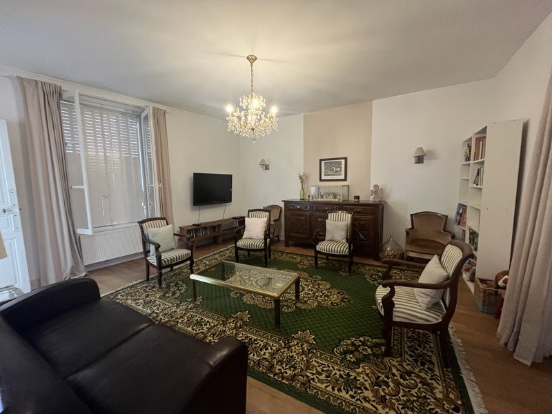 Vente Maison COUR CHEVERNY - 8 pièces -201 m² - (41700)