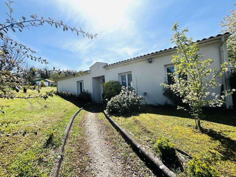 Vente Maison CHALAIS - 5 pièces -125 m² - (16210)