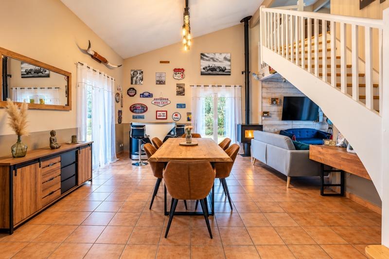 Vente Maison Saint-Aigulin - 7 pièces -150 m² - (17360)