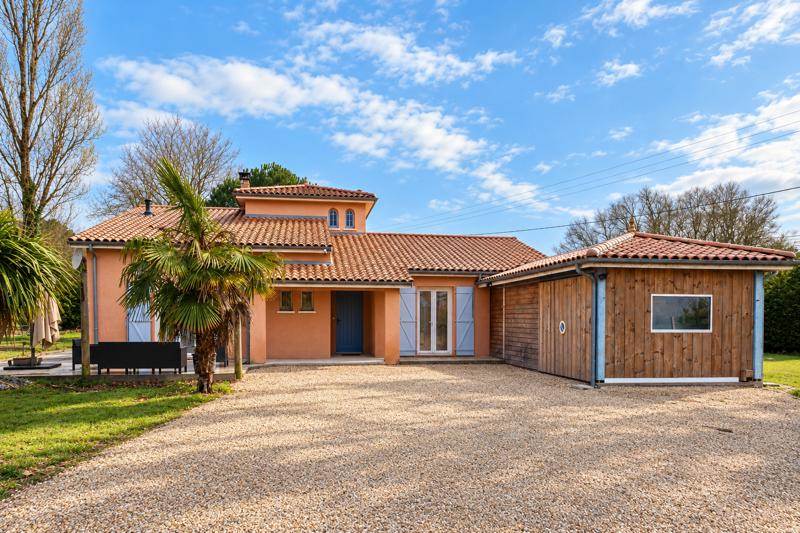 Vente Maison Saint-Aigulin - 7 pièces -150 m² - (17360)