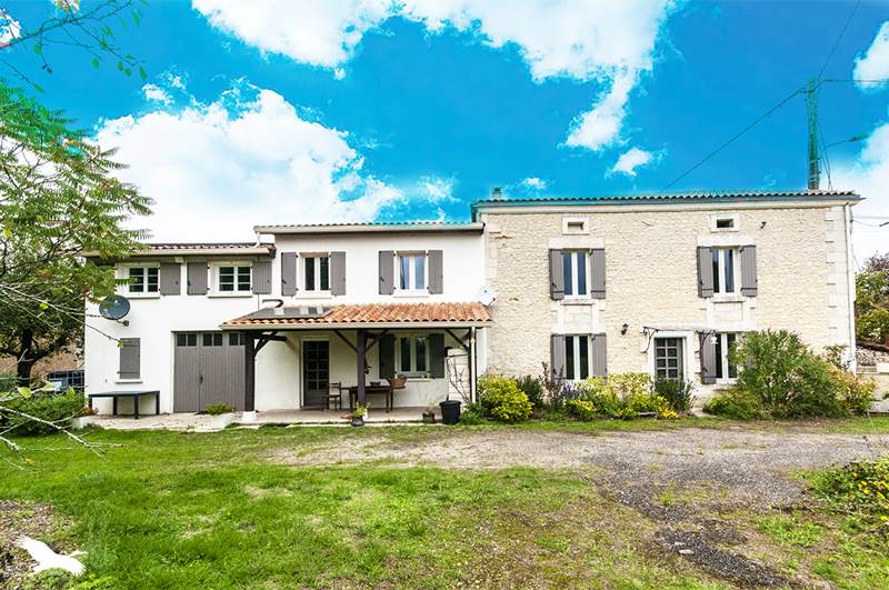 Vente Maison ST PRIVAT EN PERIGORD - 7 pièces -220 m² - (24410)