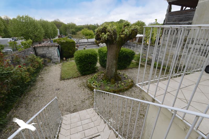 Vente Maison MONTMOREAU - 6 pièces -184 m² - (16190)