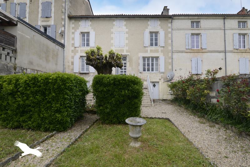 Vente Maison MONTMOREAU - 6 pièces -184 m² - (16190)