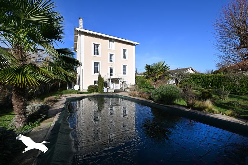 Vente Maison MONTMOREAU - 7 pièces -170 m² - (16190)