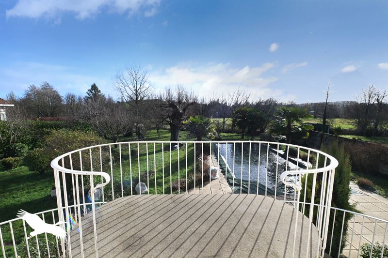 Vente Maison MONTMOREAU - 7 pièces -170 m² - (16190)