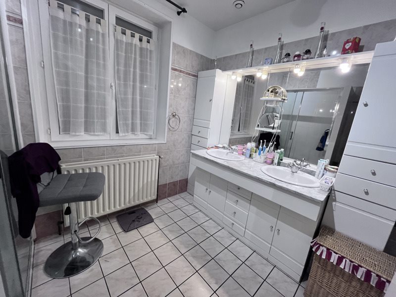 Vente Maison MONTMOREAU - 8 pièces -103 m² - (16190)