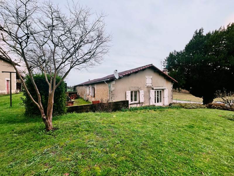 Vente Maison MONTMOREAU - 8 pièces -103 m² - (16190)