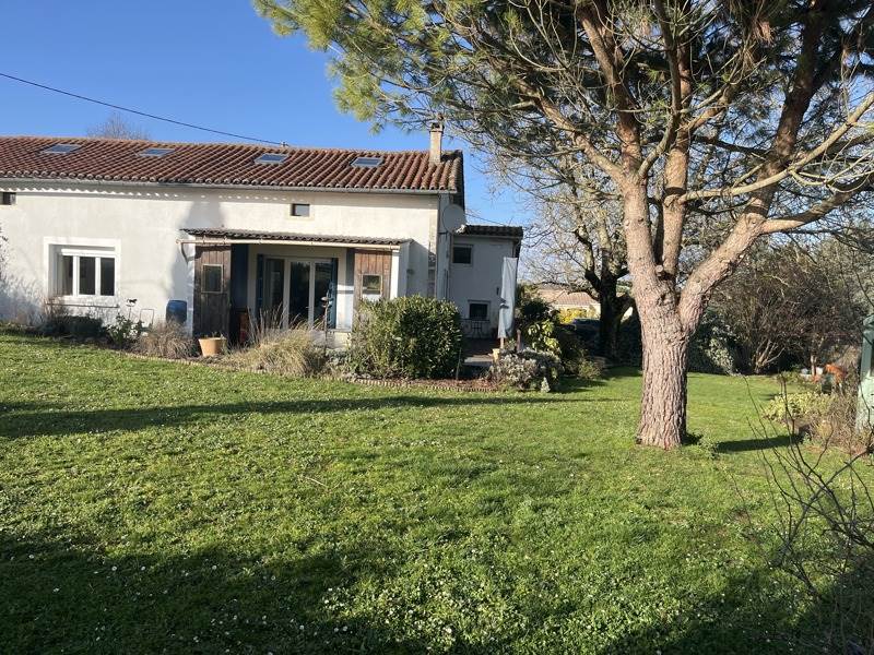 Vente Maison MONTMOREAU - 7 pièces -153 m² - (16190)