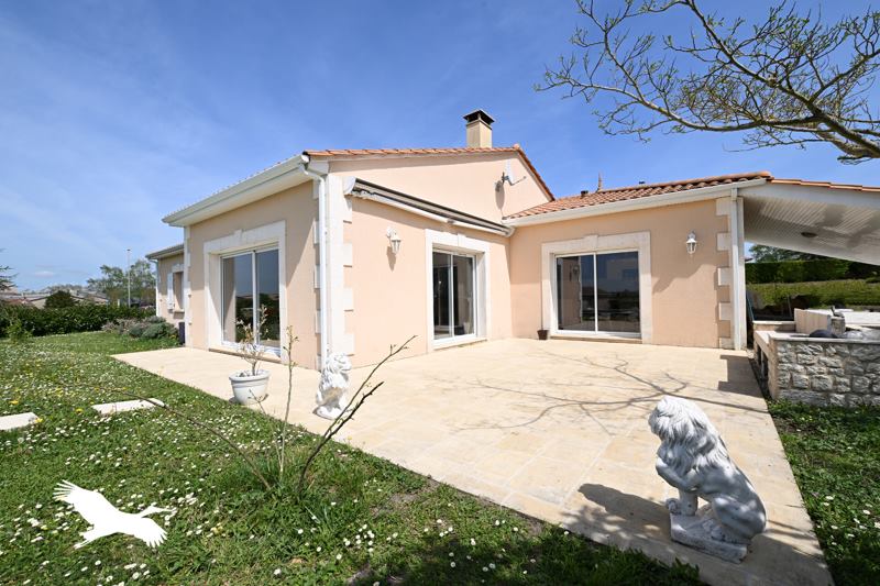 Vente Maison VILLEBOIS LAVALETTE - 5 pièces -140 m² - (16320)