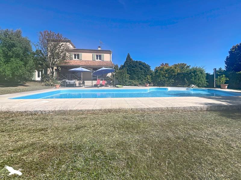 Vente Maison Montmoreau - 7 pièces -240 m² - (16190)