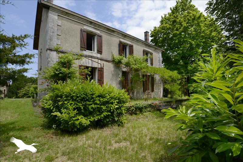 Vente Maison MONTMOREAU - 7 pièces -188 m² - (16190)