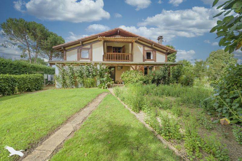 Maison 7 pièces 169 m² · à Garrosse · 169 m² · 272 000 €
