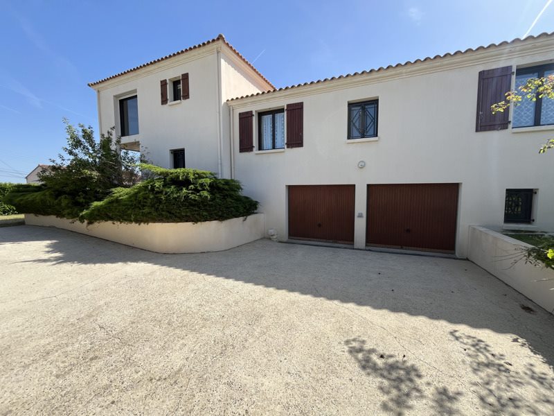 Vente Maison LA ROCHE SUR YON - 8 pièces -275 m² - (85000)