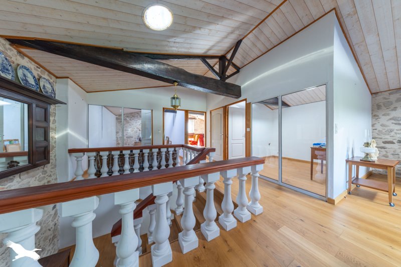 Vente Grange LE POIRE SUR VIE - 7 pièces -236 m² - (85170)