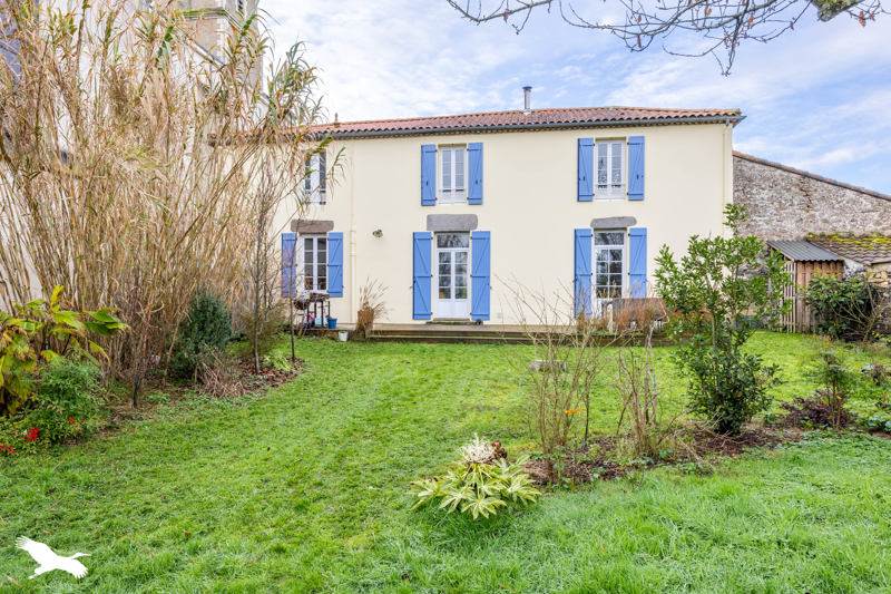 Vente Maison LA BOISSIERE DES LANDES - 7 pièces -145 m² - (85430)
