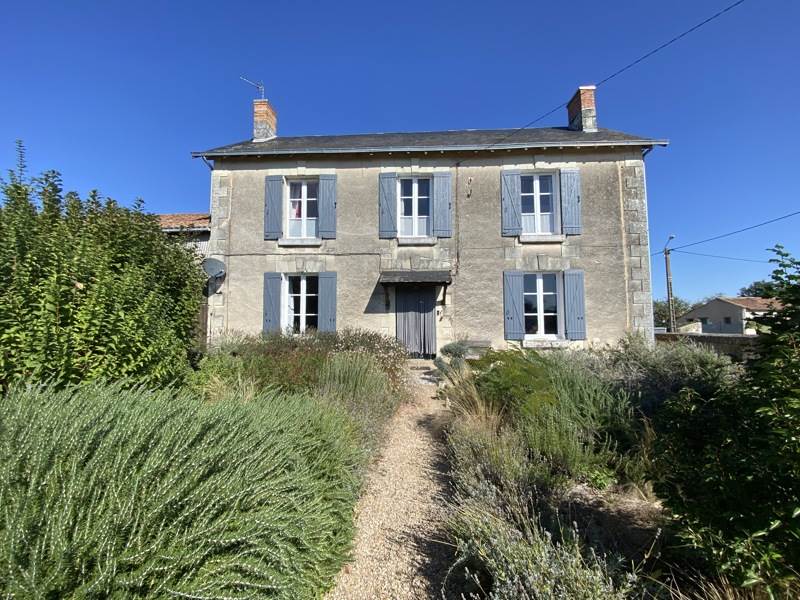 Maison 5 pièces 126 m² · à Saint-Jean-de-Sauves · 126 m² · 137 000 €