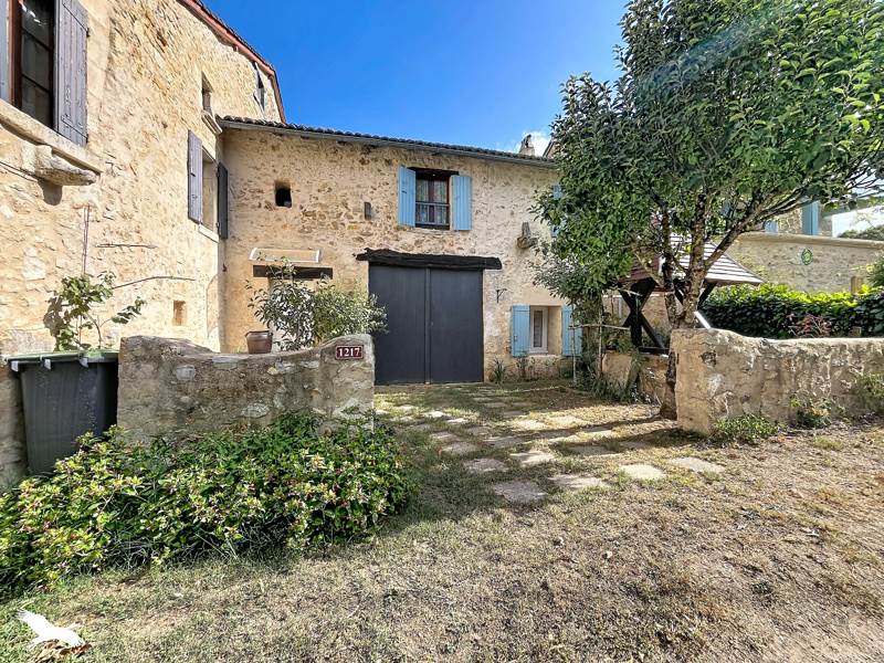 Maison 11 pièces 378 m² · à Saint-Front-la-Rivière · 378 m² · 254 880 €