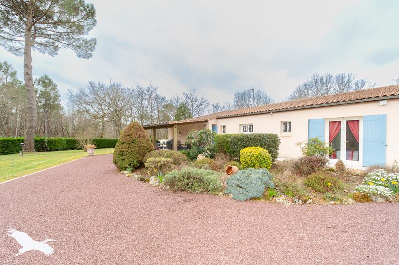 Vente Maison Chepniers - 7 pièces -171 m² - (17210)