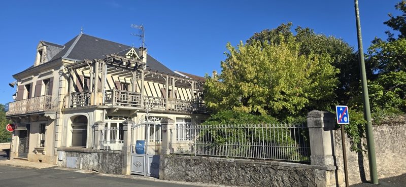 Maison 8 pièces 280 m² · à Thenon · 280 m² · 286 000 €