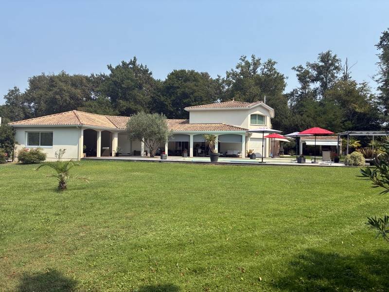 Vente Maison ST MORILLON - 8 pièces -300 m² - (33650)