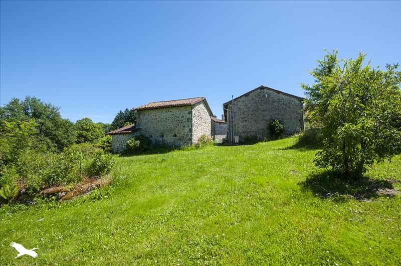 Vente Maison BUSSEROLLES - 4 pièces -205 m² - (24360)