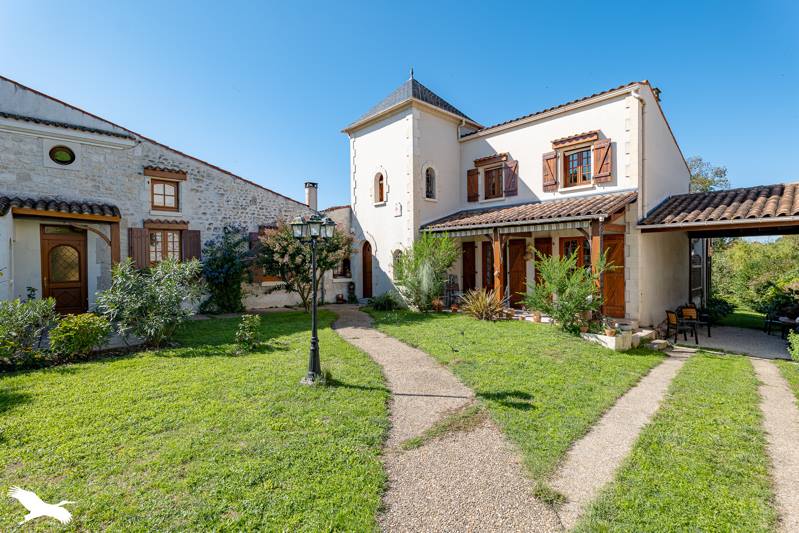 Vente Maison BUSSAC SUR CHARENTE - 9 pièces -218 m² - (17100)